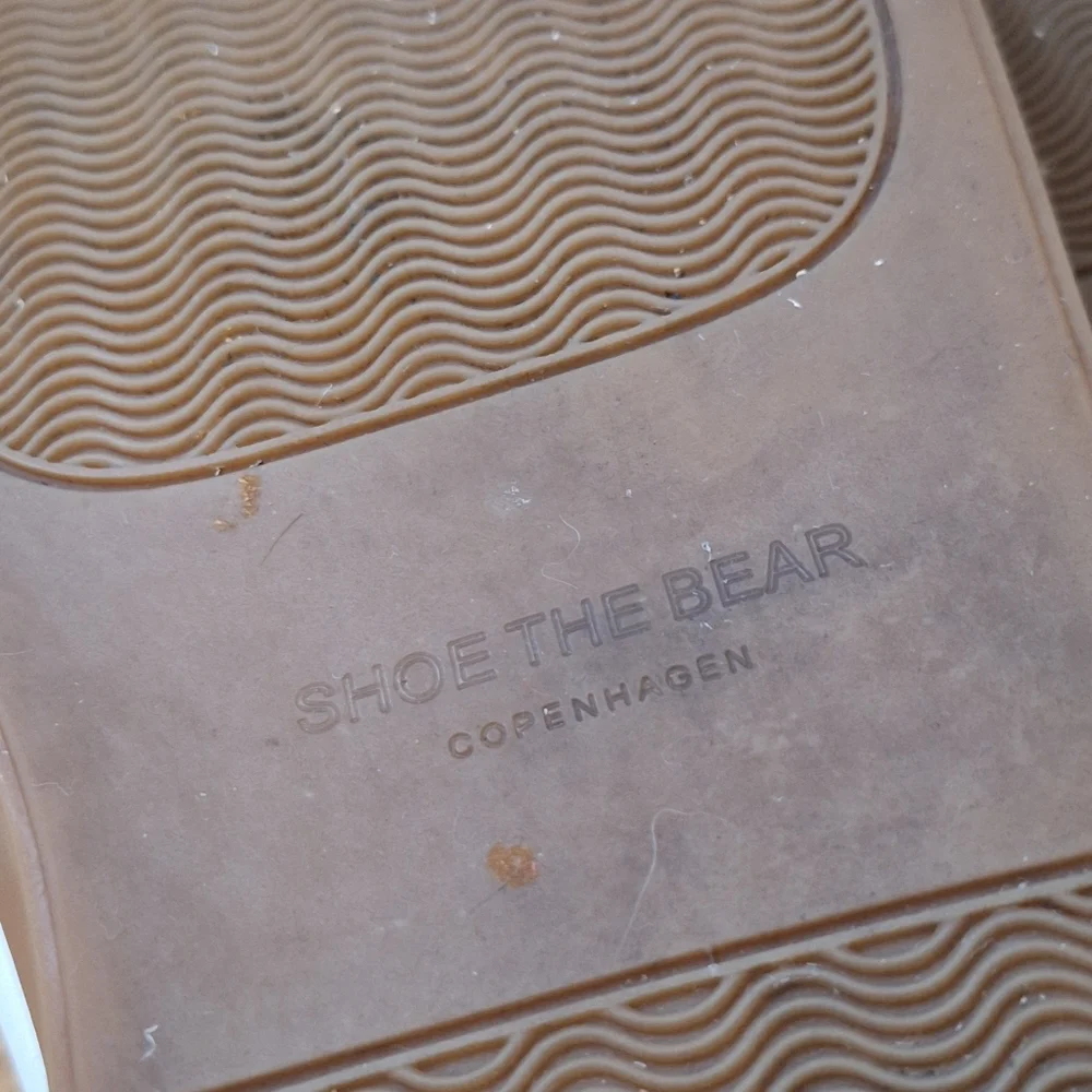 Shoe the Bear White and Tan Leather Low-Top Sneakers with Gum Sole Sz 12